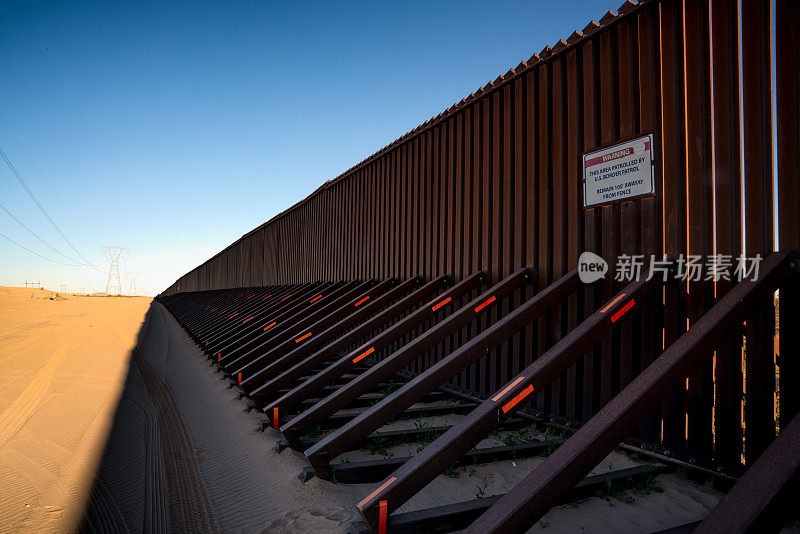 加州国际边境墙的日落景观