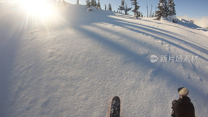 山地滑雪运动员攀登高山的第一人称视角