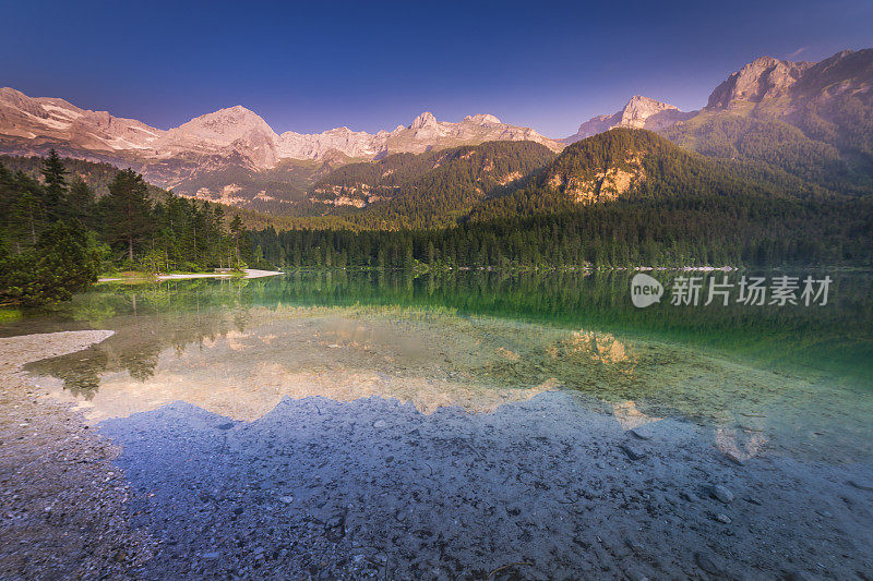 飘渺的湖Tovel景观，长期暴露-特伦蒂诺，白云石-意大利