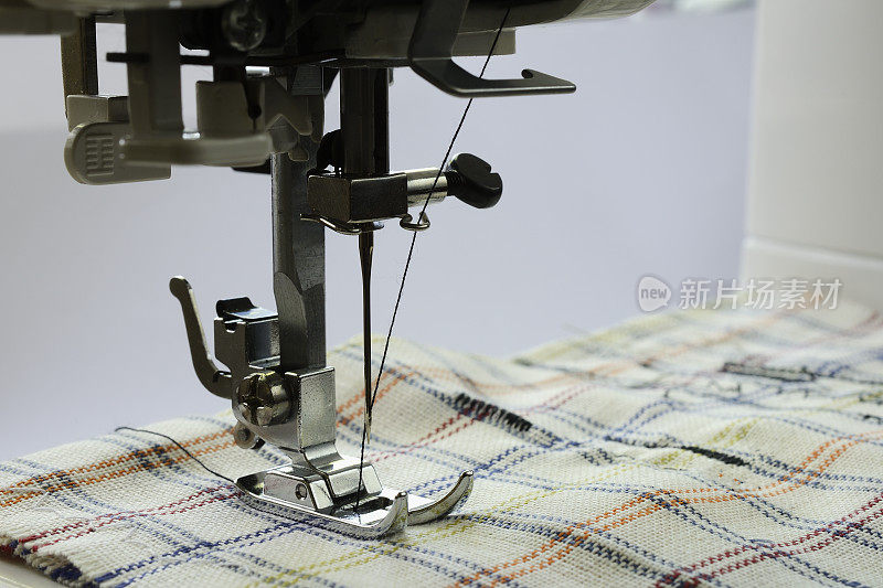 缝纫机针和压脚的特写