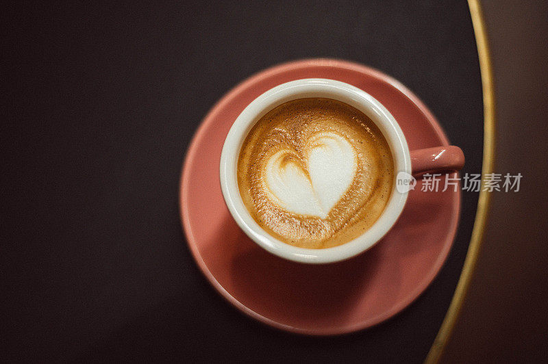 一杯热拿铁咖啡