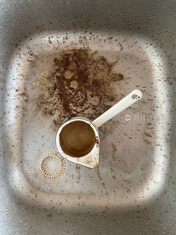 厨房里咖啡的脏水槽