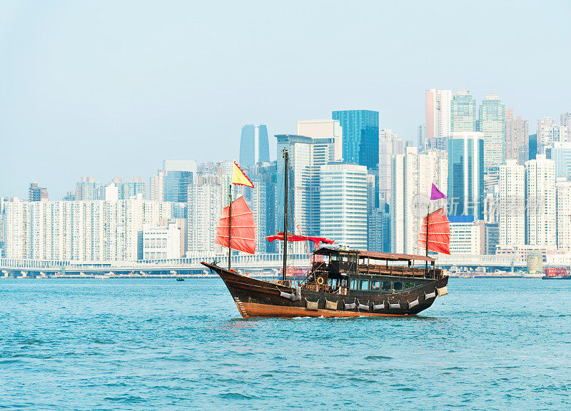 横过香港港口的帆船