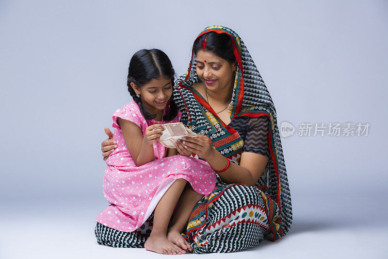 母亲和女儿一起快乐的股票照片