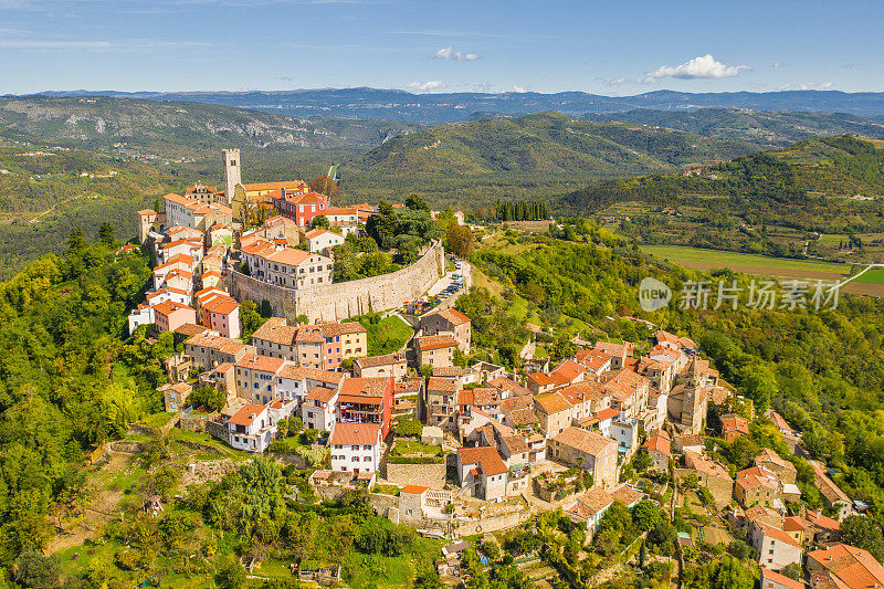 克罗地亚伊斯特里亚地区，风景如画的山城Motovun鸟瞰图