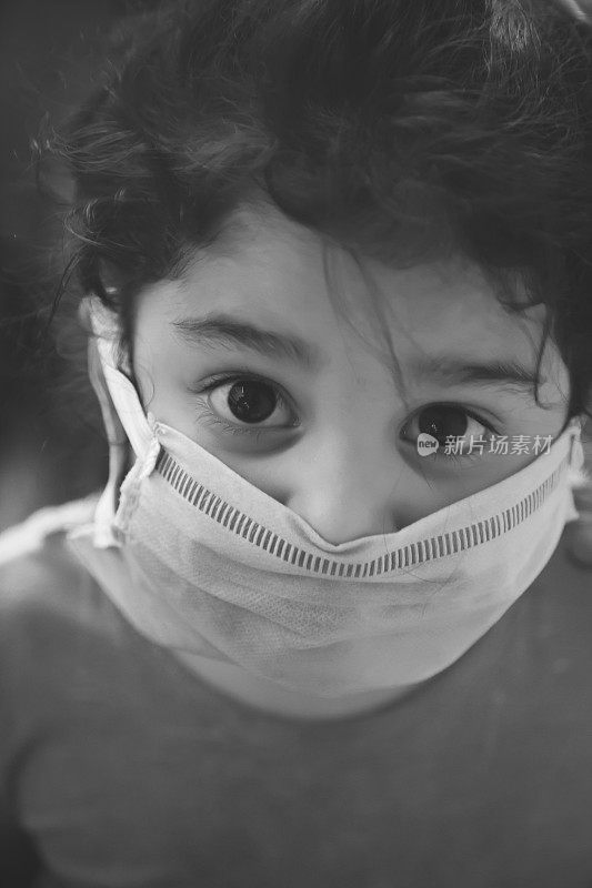冠状病毒COVID-19疫情暴发检疫概念可爱患病小女孩戴防护医用口罩