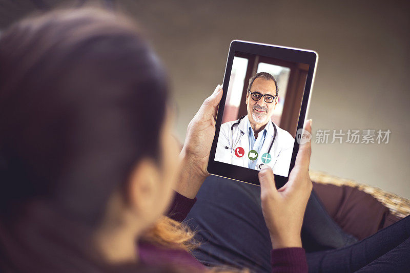 和医生视频会议的女人