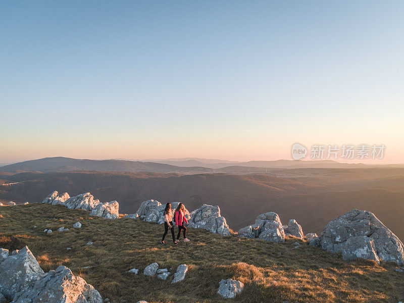 徒步登山的白人和印度女性