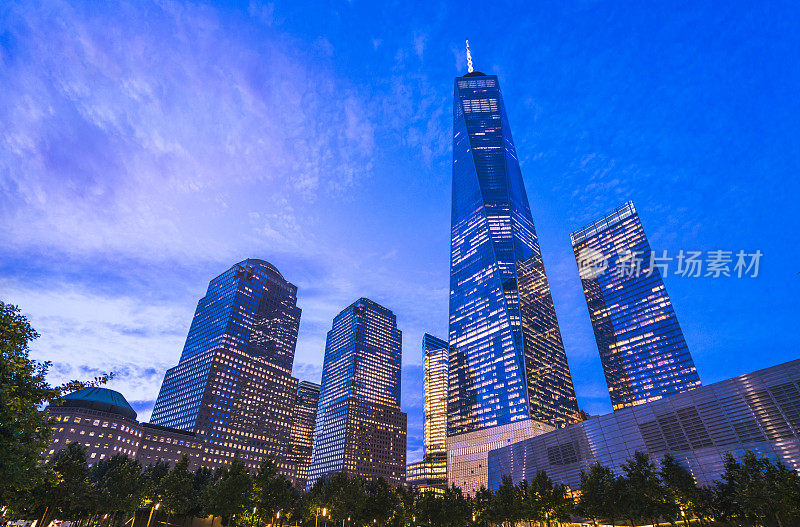 黄昏时分的世界贸易中心与纪念喷泉的倒影，美国纽约。