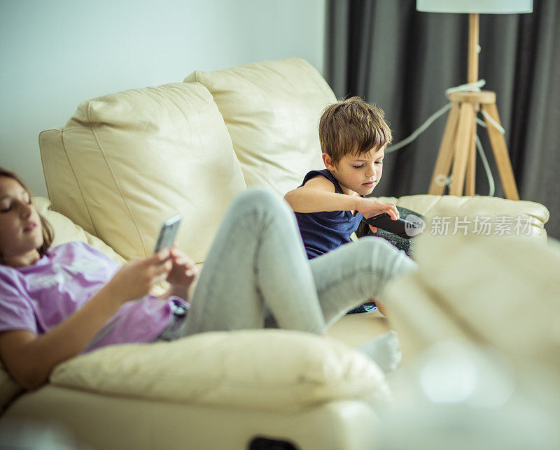 兄弟姐妹用手机玩电子游戏