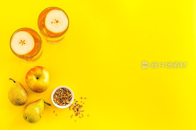 水果饮料与苹果和梨的黄色背景从上面的拷贝空间