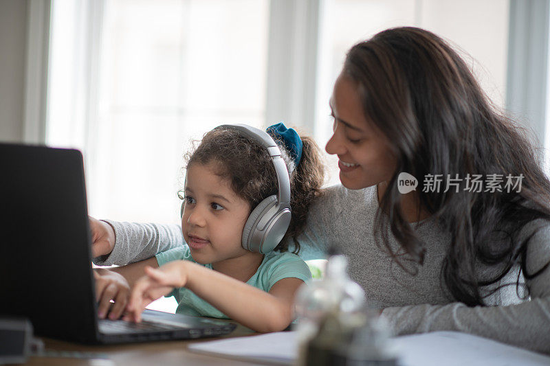 在家教女儿电脑技术