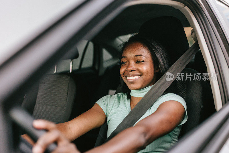 微笑的女人开着车