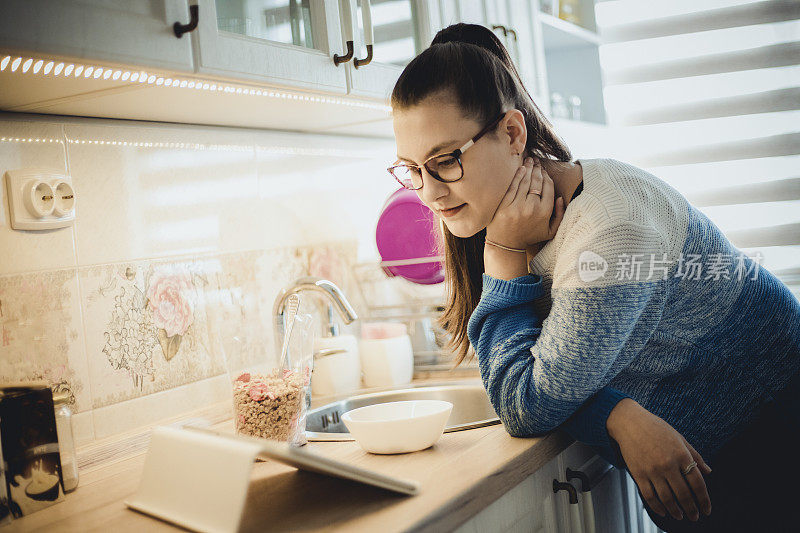 年轻女子与一杯麦片粥-妇女吃麦片的早餐-女孩手持自制格兰诺拉麦片-健康的零食或早餐在早上