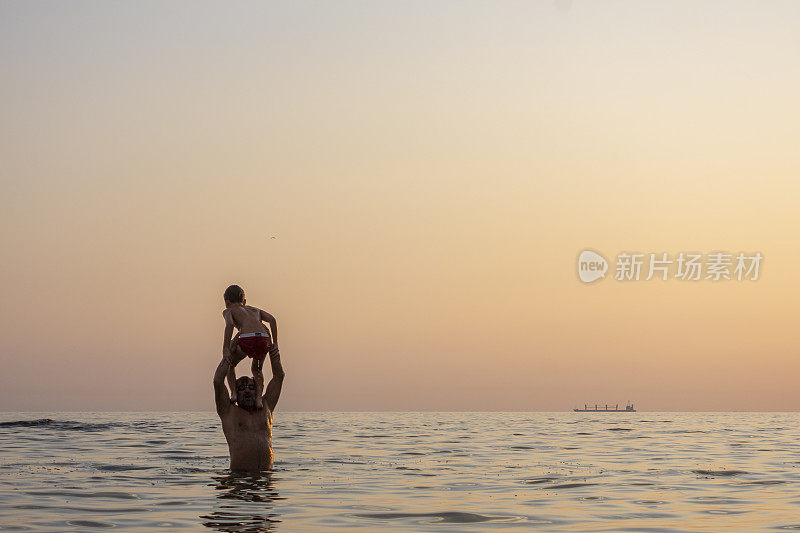 男孩夏天的乐趣在海上