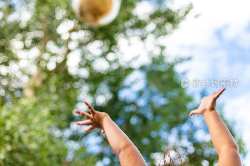 人的双手在户外伸向天空一个大橡皮球