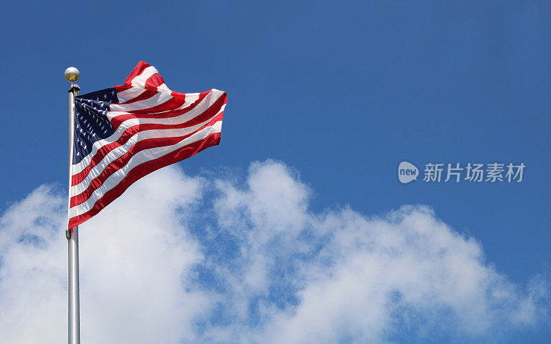 蓝天白云中飘扬着美国国旗