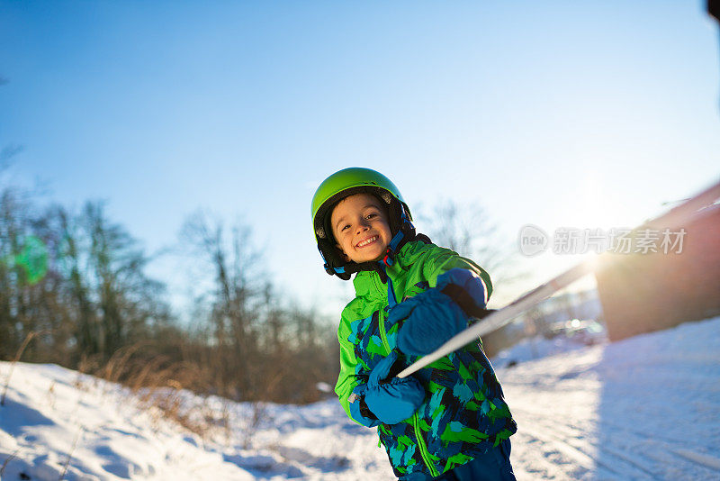 美丽微笑的男孩在滑雪