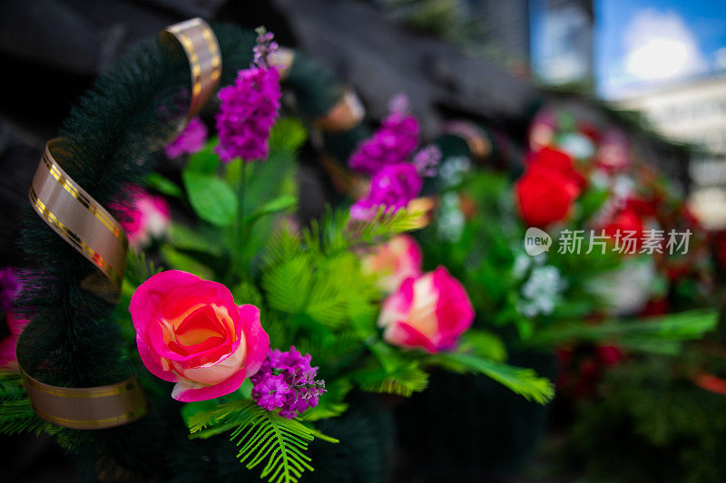 花都摆放在花岗岩纪念碑上，在追悼和哀悼的日子摆放鲜花。