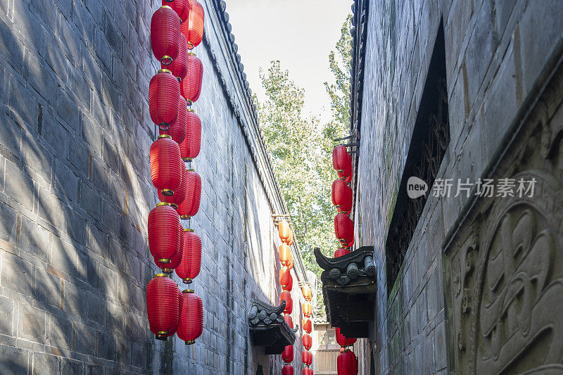 亚洲一个古老的小镇上挂着红灯笼