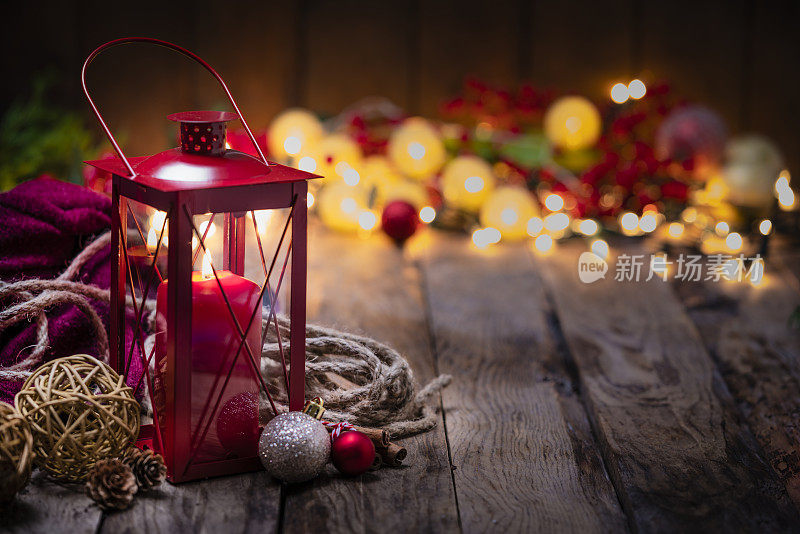 古朴的木桌上挂着圣诞红灯笼和圣诞彩灯。本空间