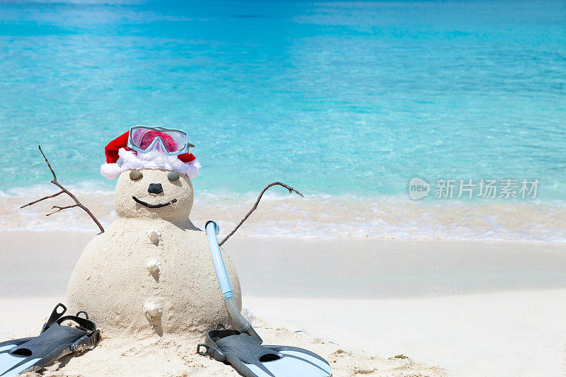 在加勒比海的热带海滩上，雪人戴着圣诞老人的帽子和潜水装备