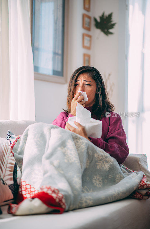 女病人在擤鼻涕