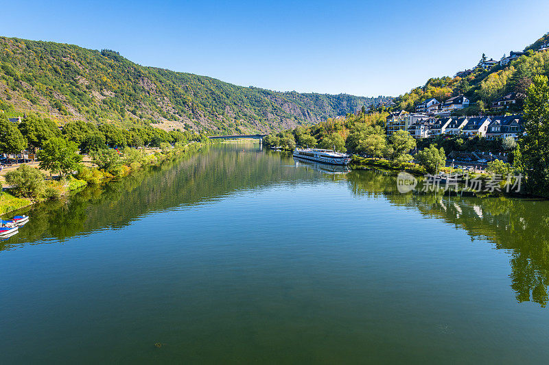 德国摩泽尔河沿岸陡峭的葡萄园