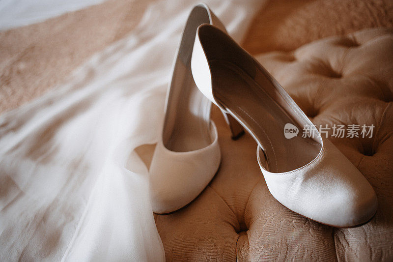白色婚纱上的旧书是新娘的二手鞋