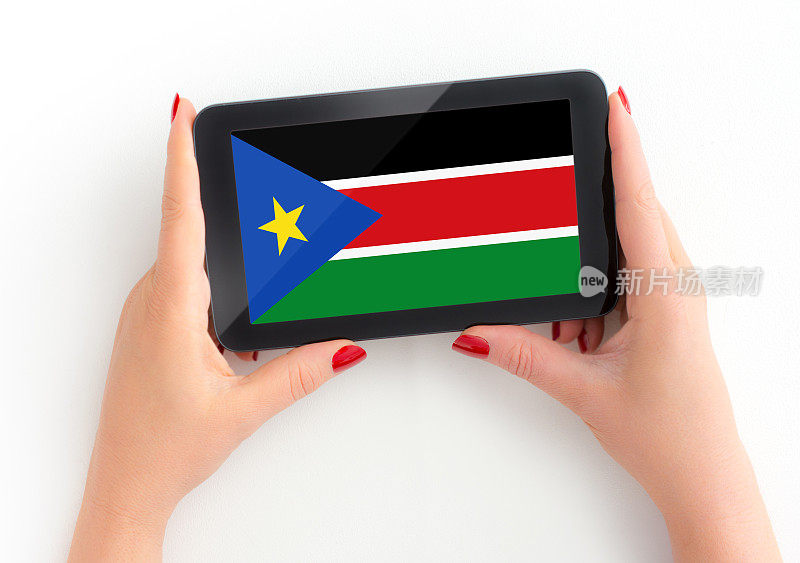 在成熟女性手中的数字平板电脑上的南苏丹旗与个人观点