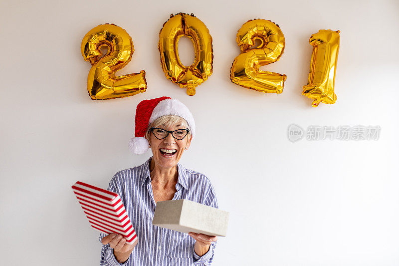 高级女性庆祝2021年新年的照片