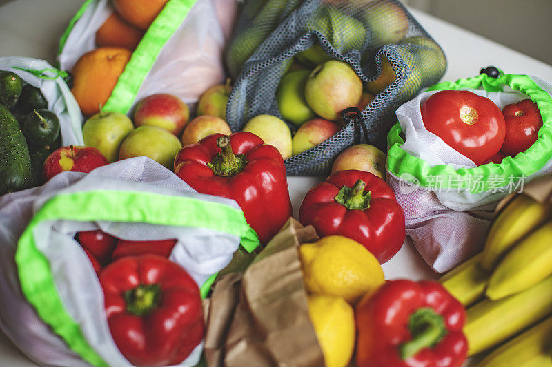 有水果和蔬菜的环保袋
