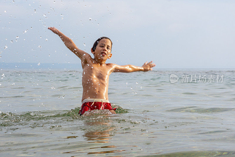 男孩夏天的乐趣在海上