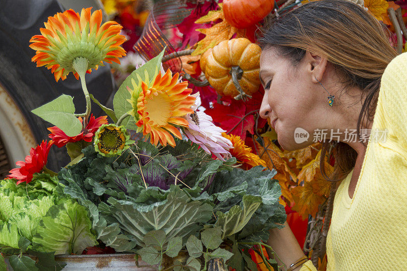 拉丁美女在美国感恩节的秋天享受农场的一天