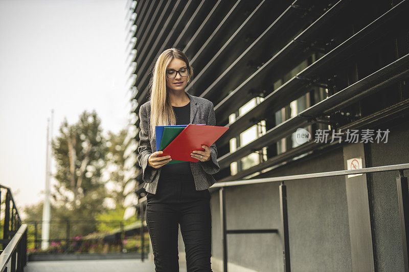 女商人在开会前检查合同