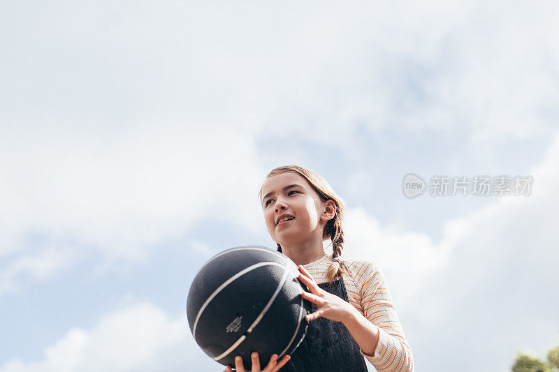 年轻女孩打篮球