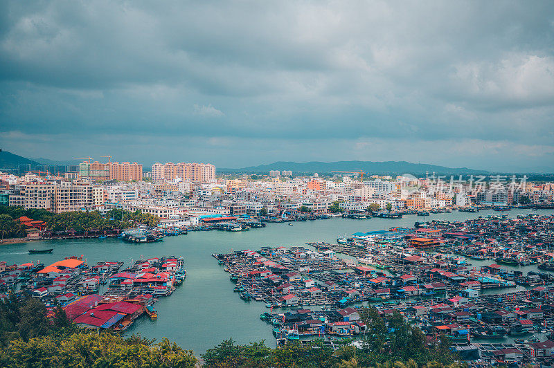 2019年11月13日，中国海南陵水。漂浮的当地渔村房屋船与渔场鸟瞰图。灵水县新村港旅游景点。
