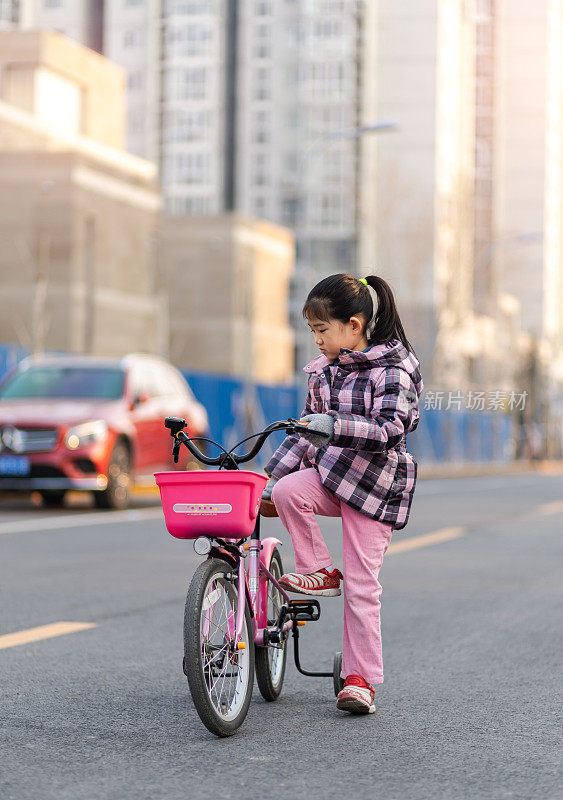 小女孩在路上骑自行车