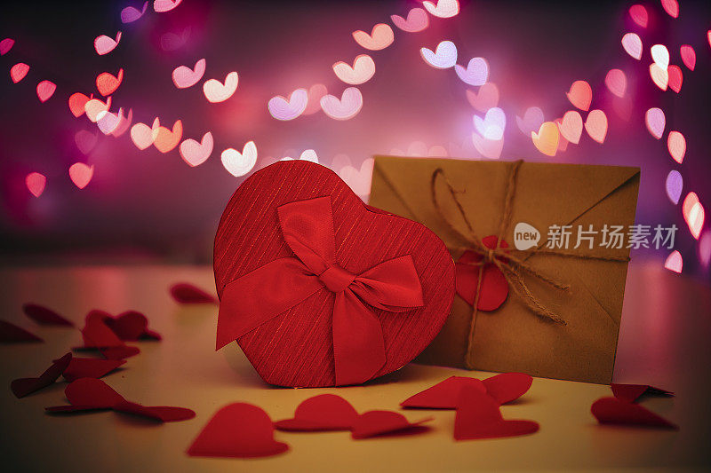 情人节背景与心形礼物和信封与红色的心