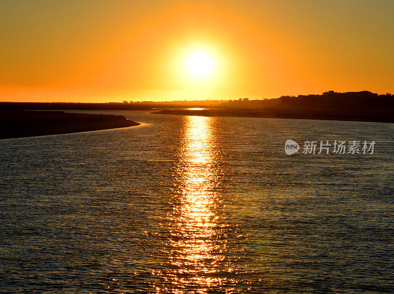 葡萄牙阿尔加维塔维拉岛里亚福尔马萨泻湖上的日落