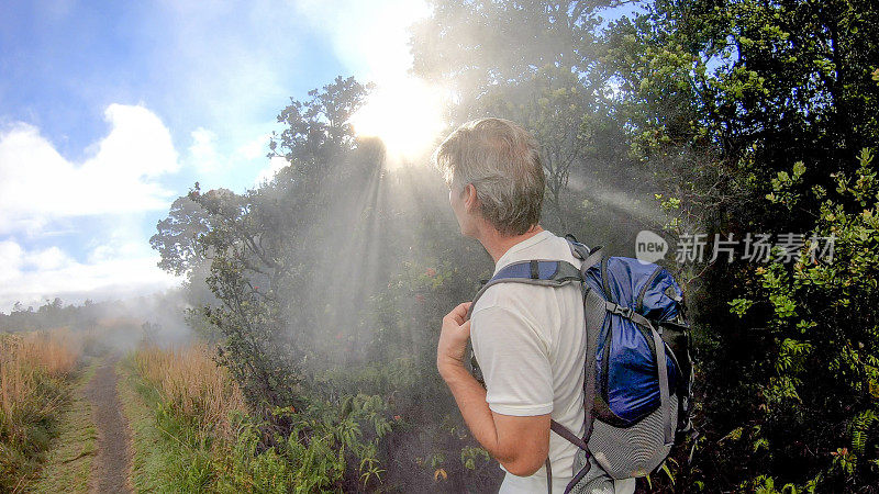 徒步旅行者探索火山口边缘步道，火山口Kīlauea