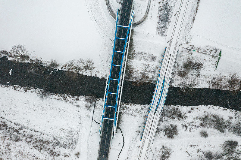 公路和铁路桥从上面