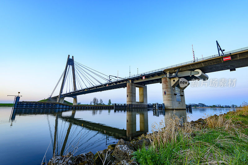 荷兰，埃兰布鲁格横跨IJssel河的吊桥