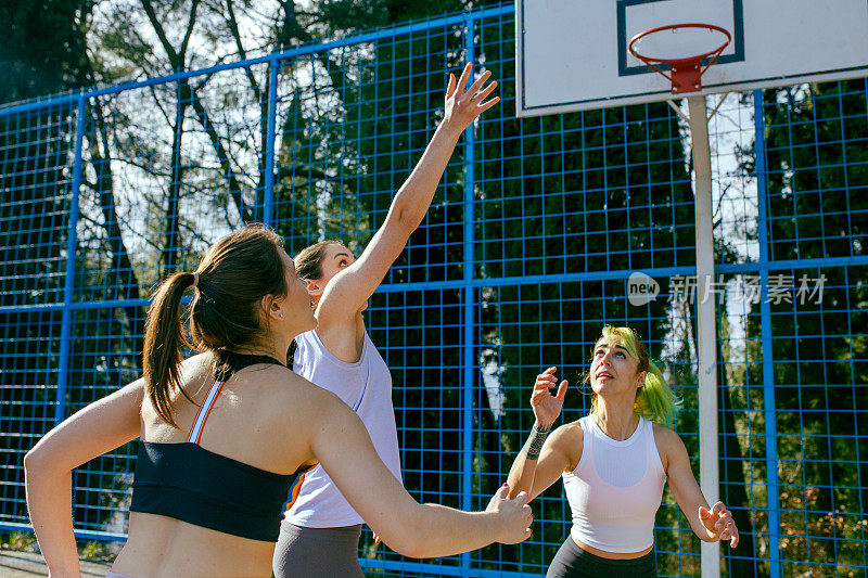 年轻女子在户外打篮球