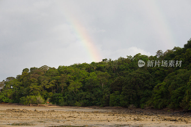 普吉岛海岸线阴天双彩虹