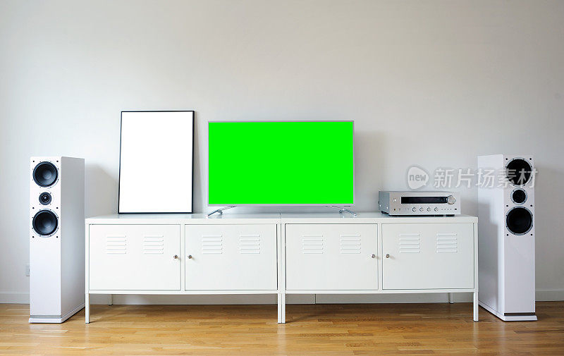 宽屏现代绿色屏幕电视的文本和视频在一个铬支架靠白墙。
