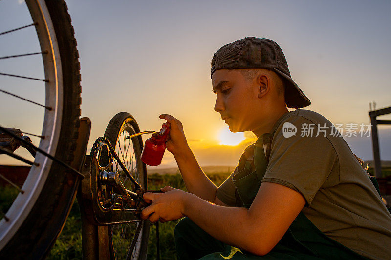 在自行车的链条上涂上润滑油，经常涂是必要的，以防损坏