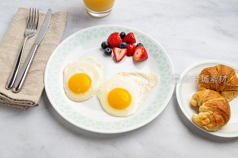 早餐的鸡蛋和草莓
