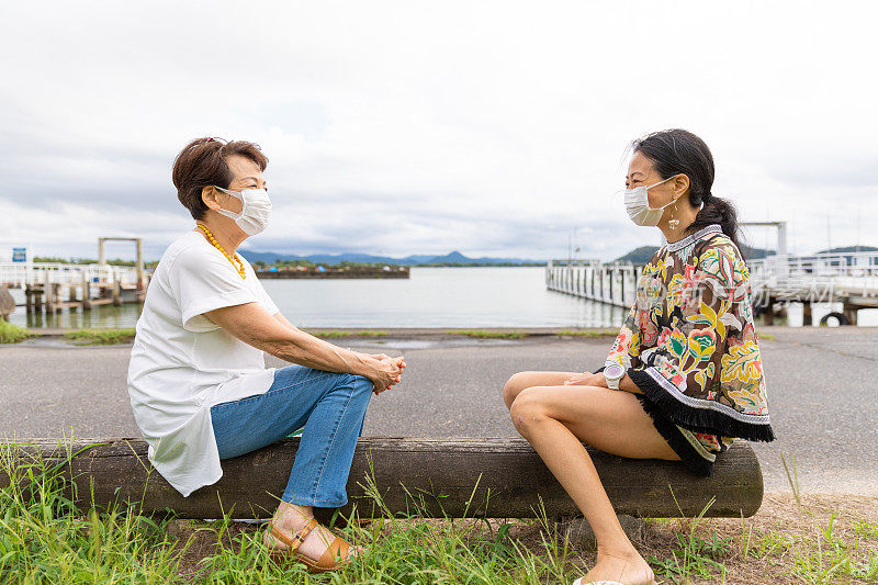 母亲和女儿在湖边休息