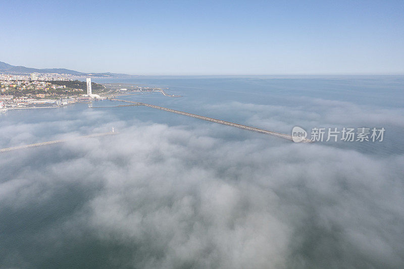 黑海上空的低云。雾在海